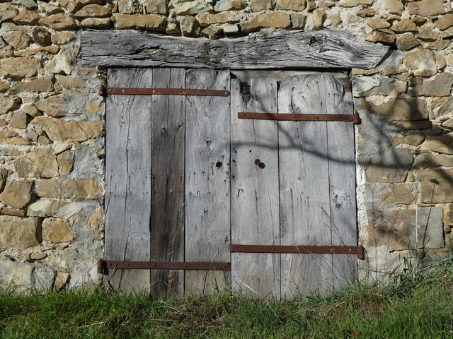 Pignon sud, premier niveau. Porte de la remise-étable.