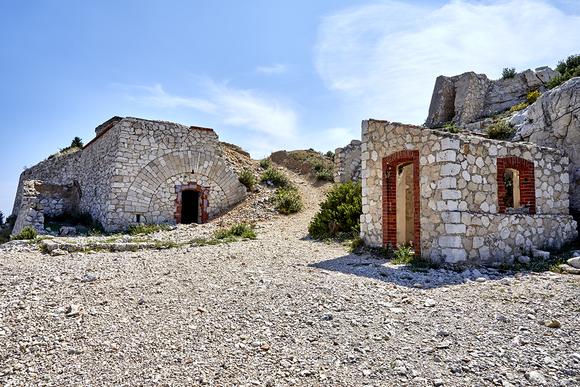 Vue  de l'entrée de la batterie, au nord-est. traverse abri de gauche et petit corps de garde.