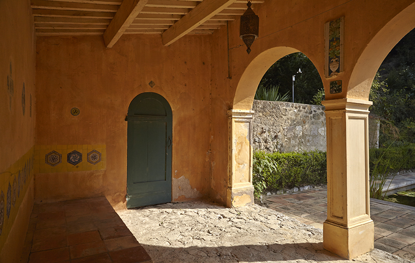 Salle de repos ouverte sur le jardin hispano-mauresque.