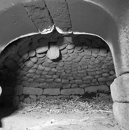 Cuisson du pain par une famille de la Motte-en-Champsaur en juillet 1979. Le four est à la bonne température lorsque la pierre est chauffée à blanc.