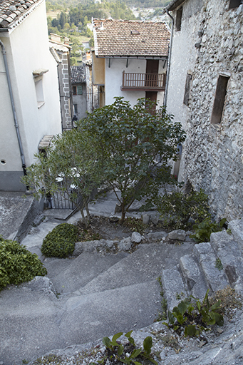 Le Onse, une ruelle parallèle à la pente qui témoigne de la dénivelée importante dans le village.