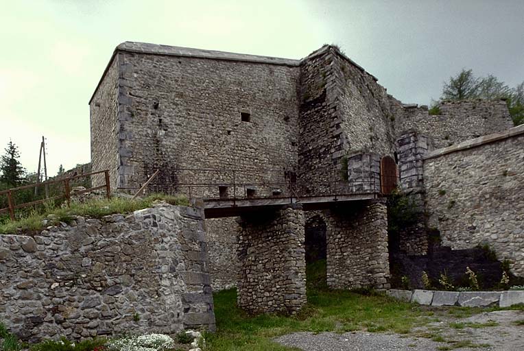 Ensemble de l'entrée (15). A gauche, demi-bastion 39. A droite, en arrière, la queue d'hironde.