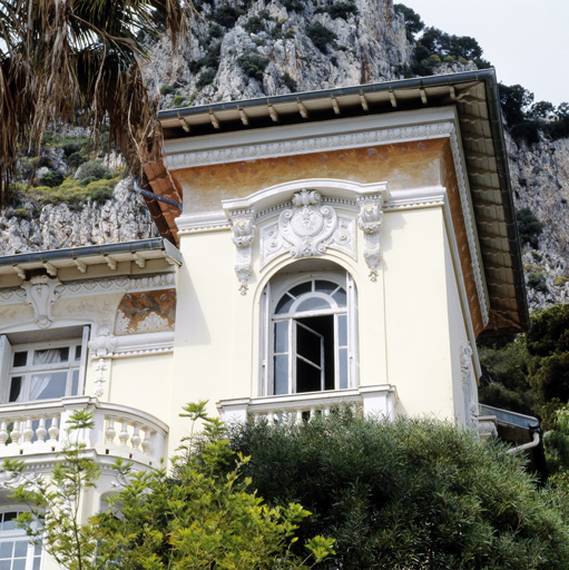 Beaulieu-sur-Mer, villa Mercedes. Décor éclectique : frise peinte sous l'entablement, fronton de fenêtre orné d'un cartouche sculpté.