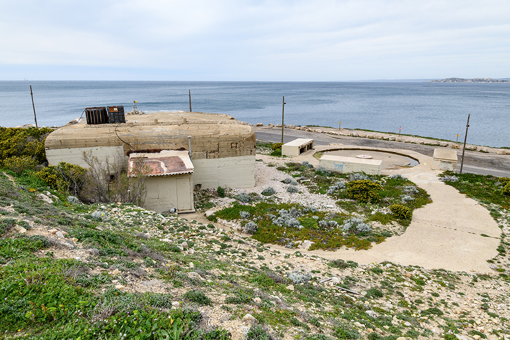 Secteur sud de la batterie, casemate Regelbau 669 n°4, côté gorge, et plate-forme de tir associée avec chemin de roulage
