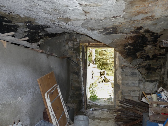 Bâtiment principal. Etage de soubassement, resserre sud. Vue de volume prise de l'ouest.