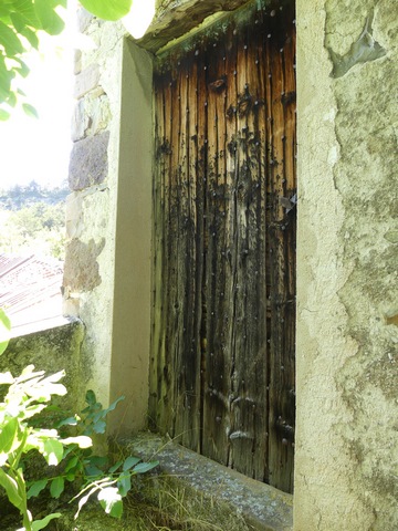 Pignon sud, deuxième niveau. Porte du logis.