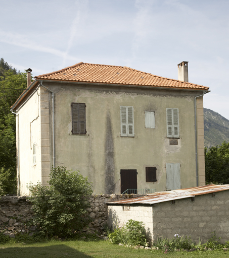 Une maison qui a gardé son enduit de couleur "vert de Castellane".