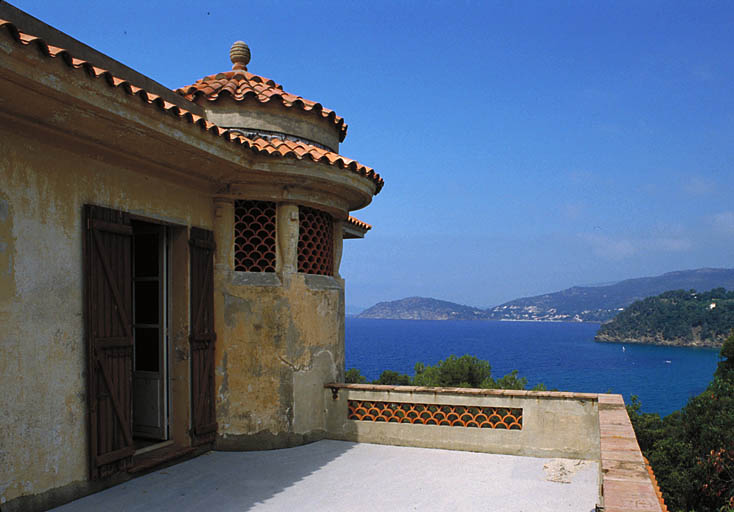 Terrasse du premier étage. Partie haute de la tour d'escalier Ab. Vue prise de l'est.