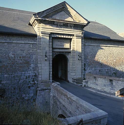 Porte de Pignerol, vue extérieure.