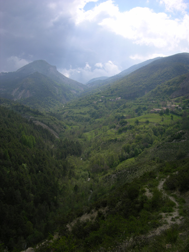 Ecart du Touyet et la haute vallée de la Bernarde. Au fond les alpages de Vauplane. Vue prise de l'est.