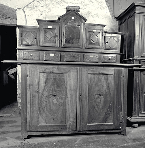 meuble de sacristie : meuble de rangement pour objets liturgiques