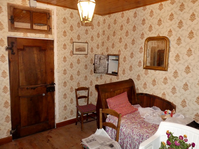Partie nord. Rez-de-chaussée surélevé, chambre. Vue de volume prise du sud-est.