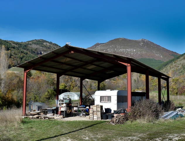 Vue d'ensemble d'un hangar métallique, à la Ribière.
