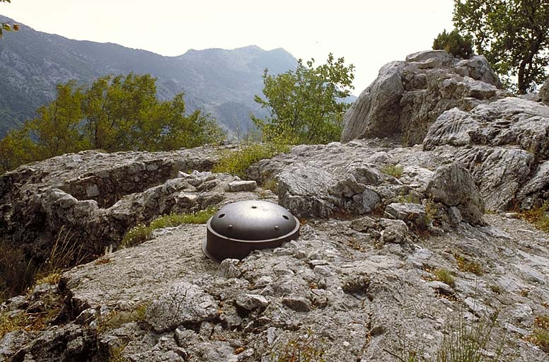 Dessus de l'ouvrage. Au premier plan, la cloche observatoire Saint-Jacques. A l'arrière-plan, la crête frontière, le Roc d'Ormea et la mer.