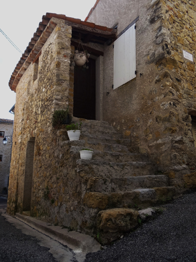 Escalier de distribution extérieur, avec perron couvert, desservant le logis au premier étage. (C1 236)