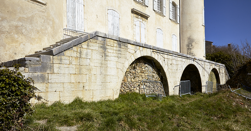 Détail de la façade sud : vue du mur de soutènement de la terrasse.