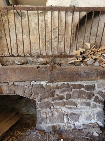 Etage de soubassement, étable. Mur nord, mangeoire sur banquette à arcades et trappe d'abat-foin.