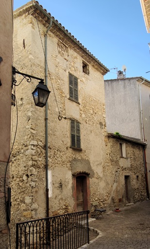 Maison (1833 B 235, 2025 B 275). Surélévation visible du dernier niveau.