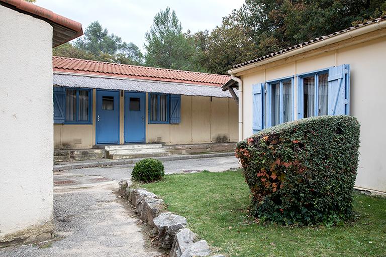 Hameau de forestage de Harkis de La Roque-d'Anthéron, actuellement village de vacances de la Baume