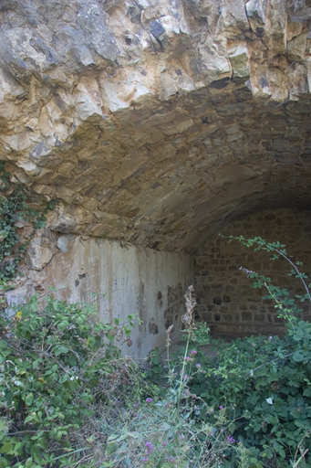 Détail ruines voûte et paroi d'une casemate aveugle.