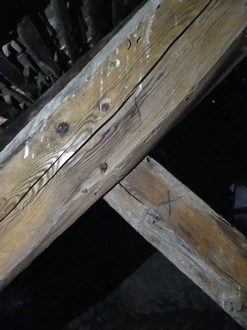 Partie est. Etage de comble, ferme de la croupe. Détail d'un assemblage avec marques gravées.