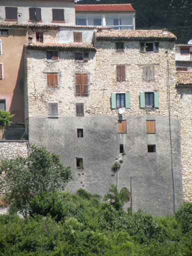 Maisons formant rempart à La Rochette, comportant cinq niveaux et plus.