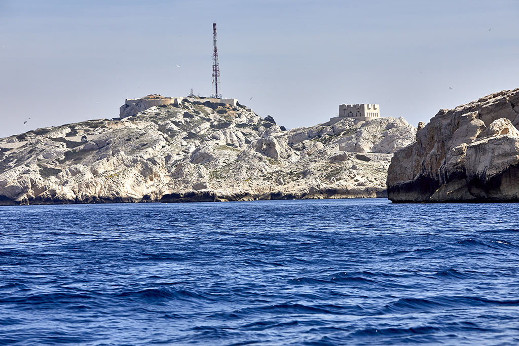 Tour de Poméguet et fort de Pomègues, vue générale nord-ouest de la mer près de l'îlot de Tiboulen 