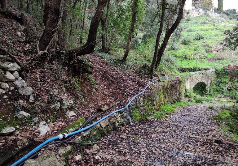 Quartier de la Béou. Aménagements pour le canal d'irrigation le long du chemin muletier au nord du moulin dit de Cairanq : mur de soutènement et pont-aqueduc. 
