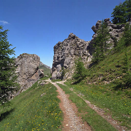 Ouvrage d'artillerie dit batterie Monte Agnelino : percée de la route d'accès à la batterie dans le rocher, dite "la porte".