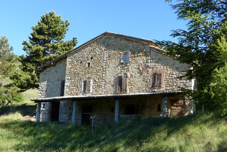 Pignon montrant plusieurs collages et surélévations. Ferme de Barrare (Châteauneuf-de-Chabre).