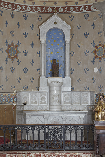 Ensemble de l'autel secondaire de la Vierge : degré d'autel, autel, tabernacle, deux gradins d'autel, niche