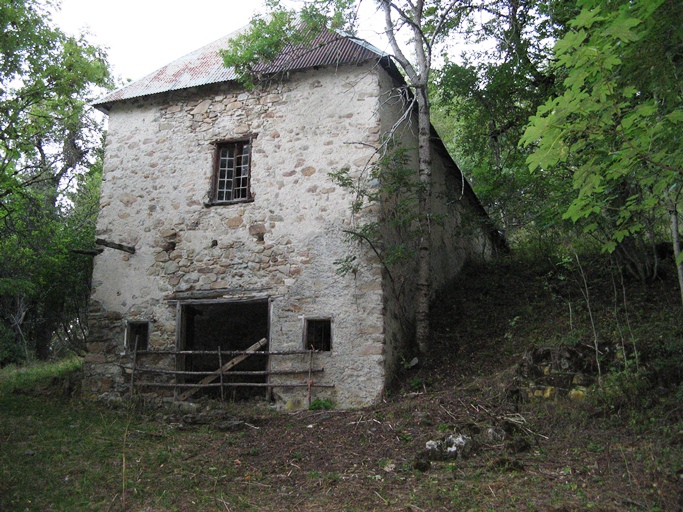 Ferme près des Bosquets. La façade sur croupe témoigne d'une volonté de symétrie.