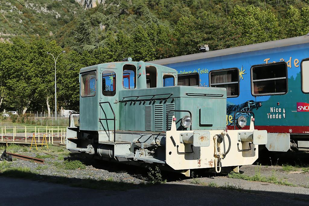 Matériel de transport ferroviaire : locotracteur Y 2423 appartenant à la série des Y 2400