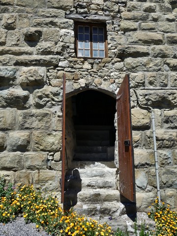 Elévation sud, premier niveau. Porte et baie de l'étage de soubassement.