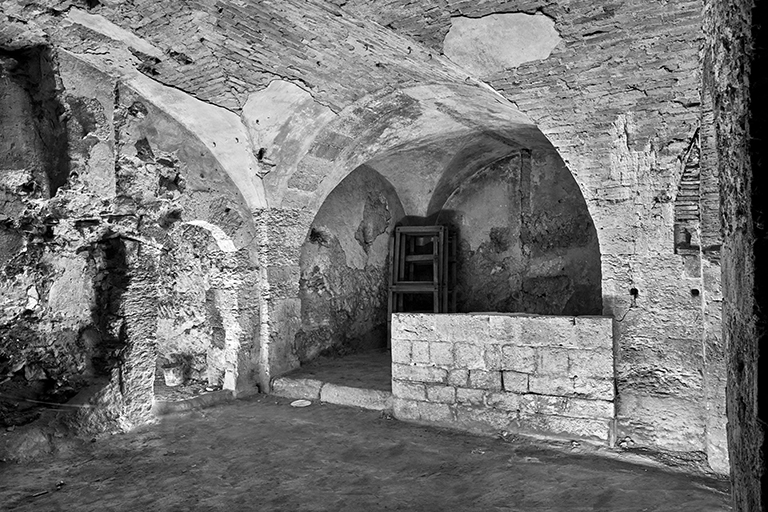 Fort St Nicolas : souterrain sous l'aile sud, cave de l'ancien logis sud XVII siècle, vestiges de cheminée.