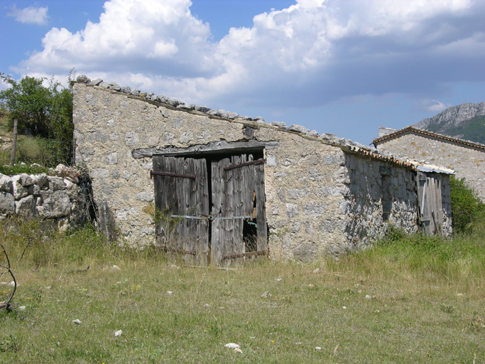 Le Clauvas, parcelle 168A2 394. Entrepôt en étage de soubassement à toit à un seul pan.