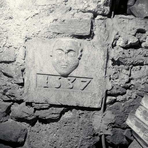 Premier sous-sol. Pierre de remploi datée 1537.