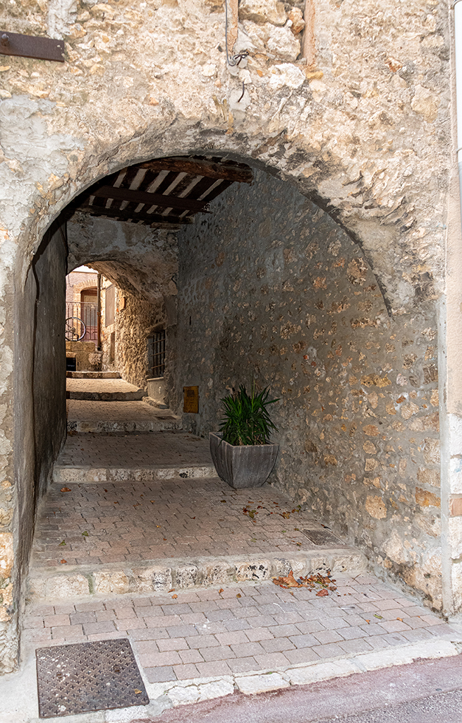 Rue Lou Carrierou, passage couvert d'une maison (1833 B 221-223, 2025 B 241). Vue d'ensemble prise du sud. 