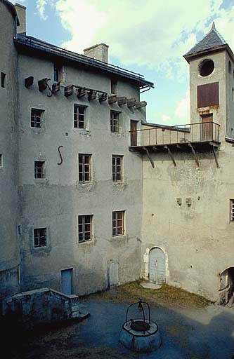 La cour centrale vue du haut de la courtine sud du château. A gauche, le bâtiment B du donjon, à droite, le bâtiment Ab et la tour de l'horloge.