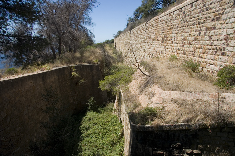 Long flanc droit (sud-est) et fossé du fort, vu de l'angle est flanqué d'un aileron.