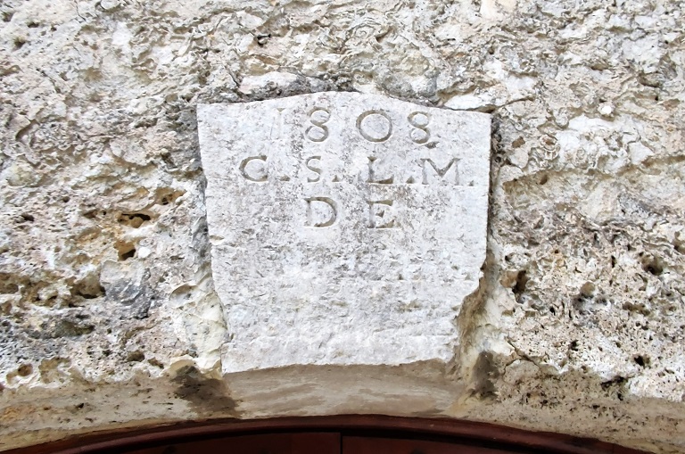 Moulin dit du Cairanq (2024 D 2509). Porte du moulin, détail de l'inscription partielle sur la clé de l'arc : 1808 / C.S.L.M. / DE