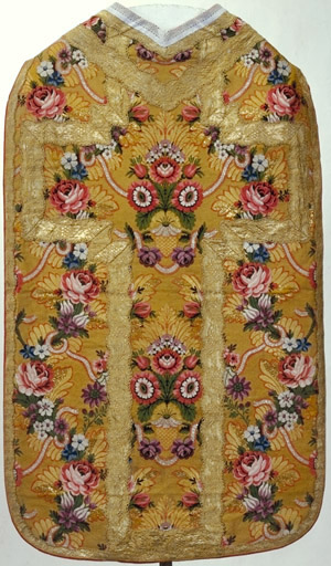 chasuble, étole, manipule, voile de calice, bourse de corporal (ornement doré)