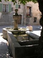 Fontaine-lavoir dans le village de Barrême (Place Haute).