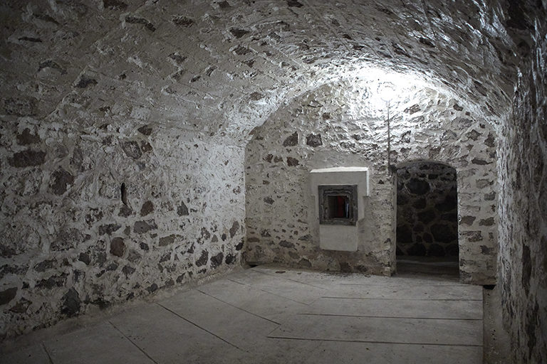Souterrains-caverne : intérieur du magasin aux projectiles