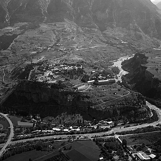 Vue oblique du front de la Durance, à gauche. Vue aérienne prise du sud-ouest.