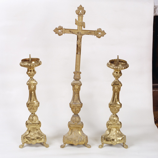 ensemble croix d'autel, statue : Christ en croix et 2 chandeliers d'autel (n° 1)