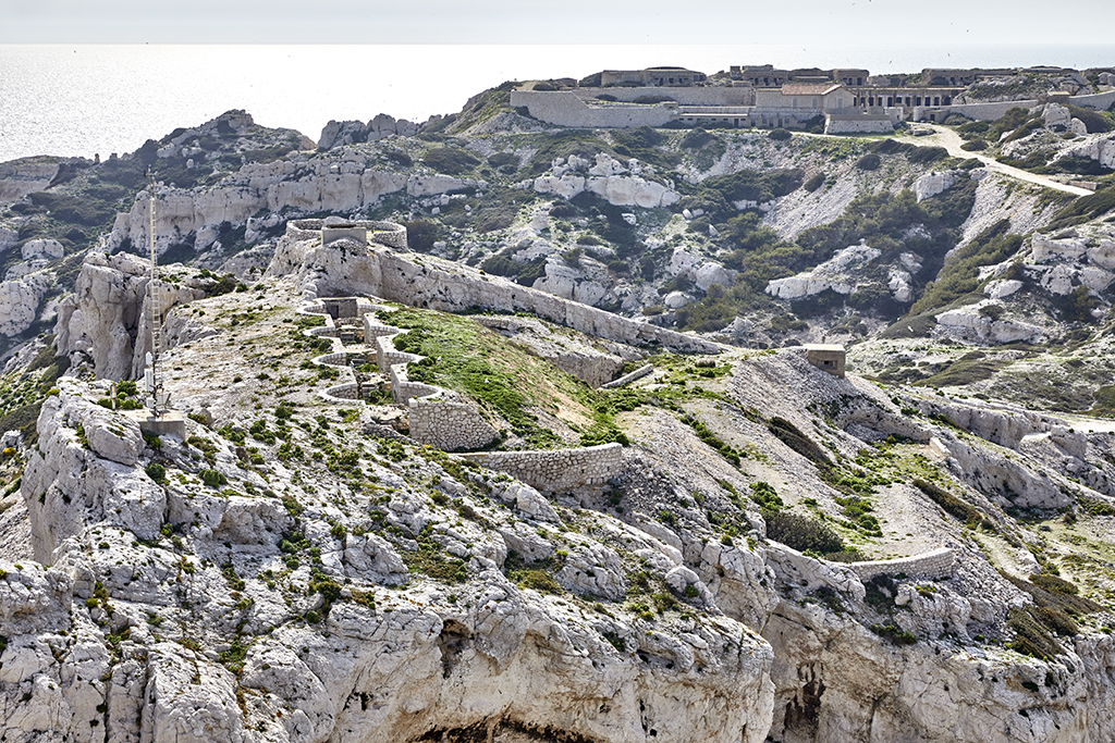Ensemble de la batterie de Caveaux-Est, en avant-plan de la batterie de Caveaux, vue nord-est prise du sémaphore 
