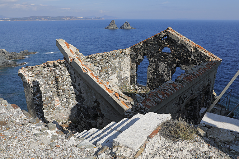 ruines du bâtiment des machines vu du nord-ouest, au premier plan escalier d'accès de la cour-couloir, à l'arrière plan, les "Deux Frères"