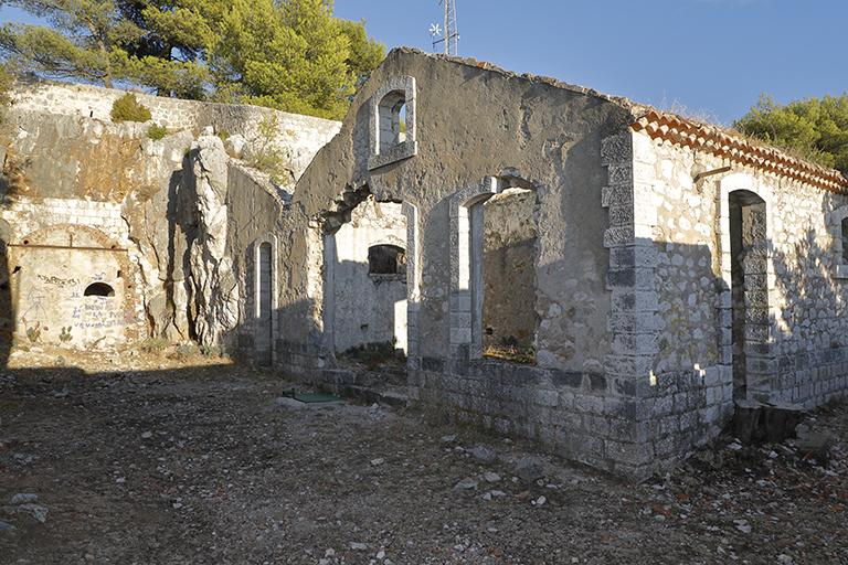 cour d'entrée, entrée murée du souterrain, et mur-pignon nord du bâtiment sud du casernement et de son couloir d'isolement