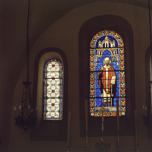 ensemble des trois verrières du choeur : saint Martin (verrière à personnage) et 2 verrières décoratives